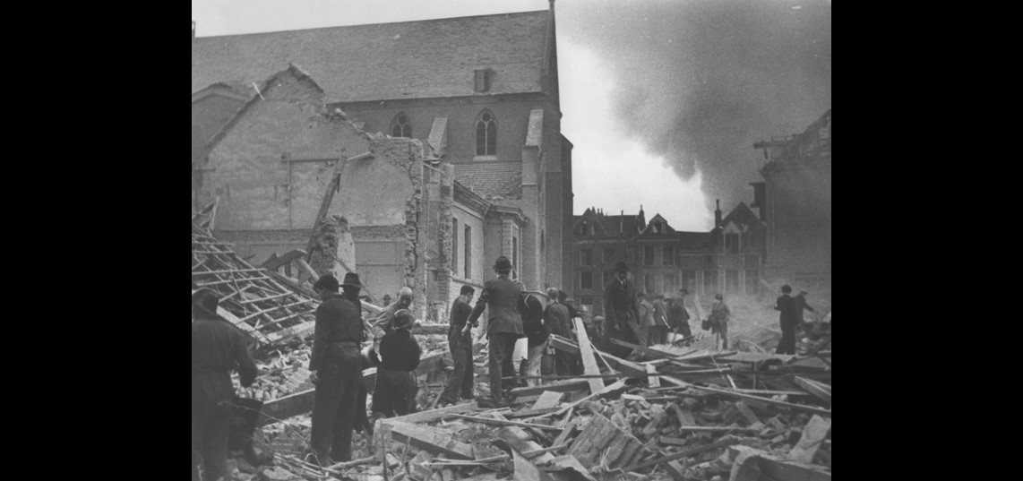Ook de oostzijde van het Broederenkerkplein werd zwaar getroffen door het bombardement.
